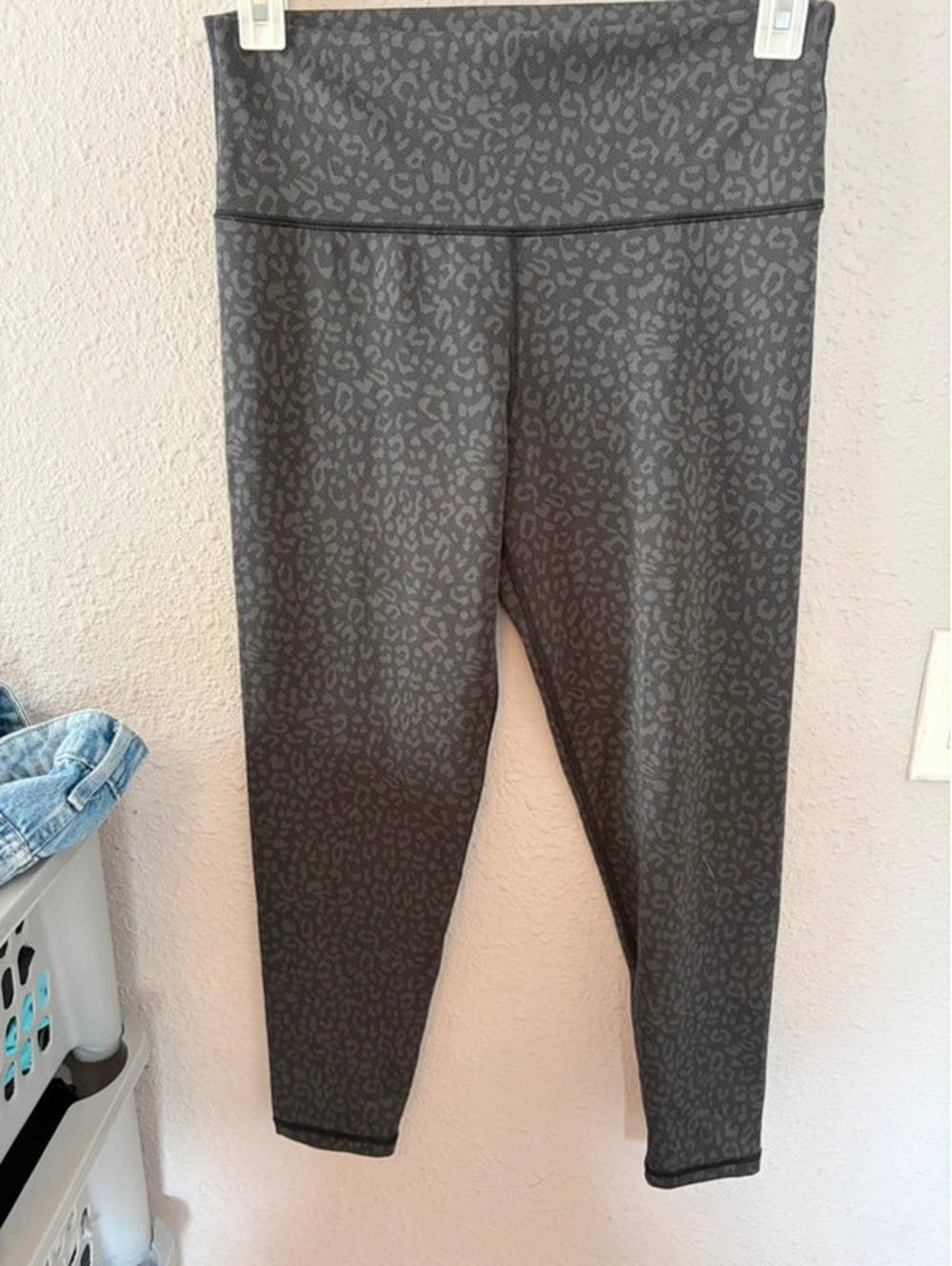 Offline by Aerie 7/8 Legging Hi-Rise printed size XL. Thicker material